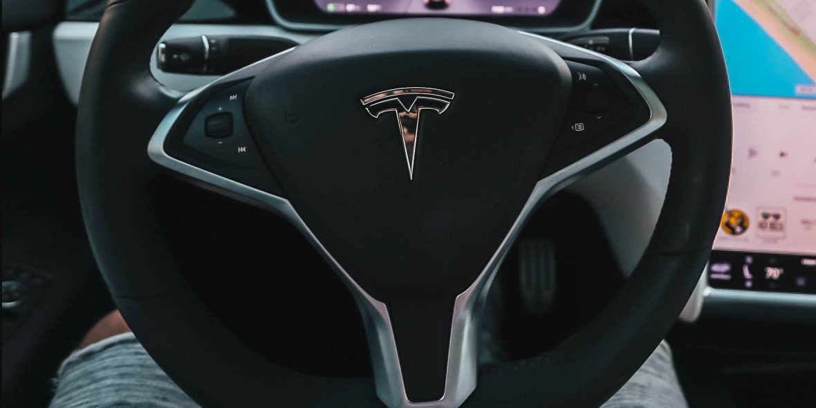 Tesla: 2 mln aut do serwisu – powodem autopilot